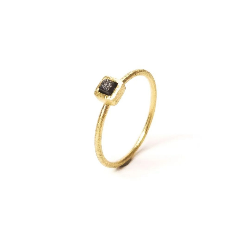 Yellow gold ring with rough diamond