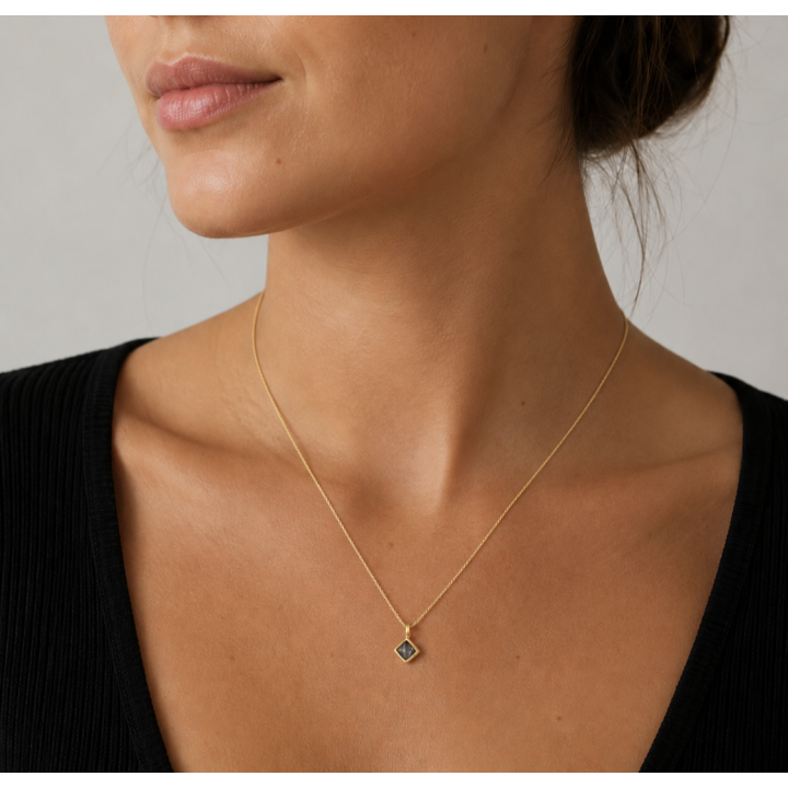 Penjoll de diamant en brut amb cadena d'or