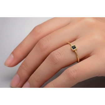 Anillo de oro amarillo con diamante en bruto