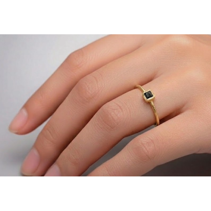 Anillo de oro amarillo con diamante en bruto