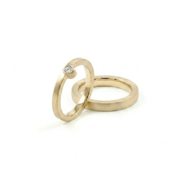 alianza de oro con diamante