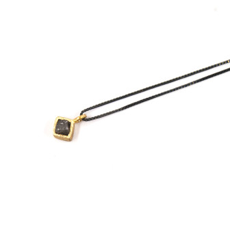 Penjoll d'or amb diamant en brut i cadena de plata