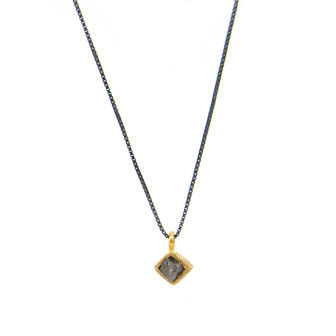 Penjoll d'or amb diamant en brut i cadena de plata