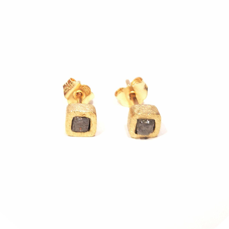 Earrings with rough diamond